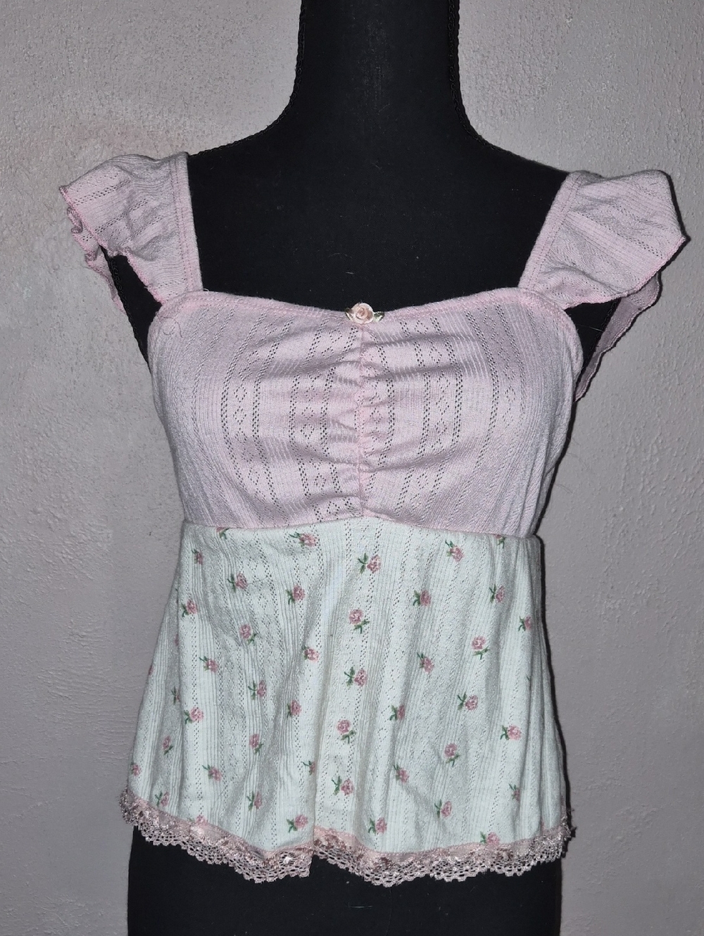 🩷ROMWE Pink and White Lace-Trim Cami Top